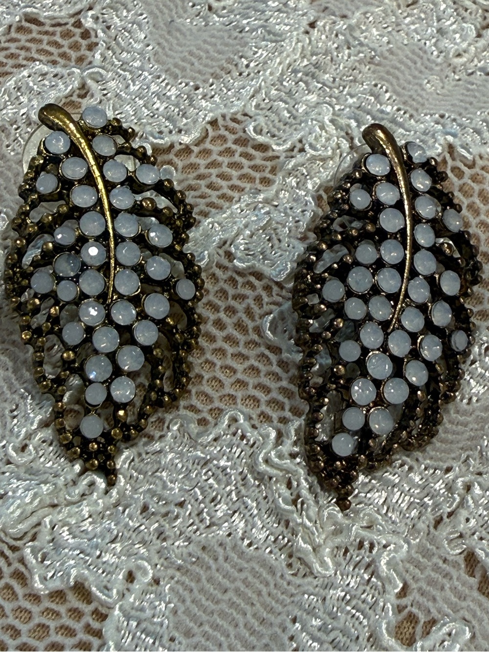 Vintage gold tone pearlescent beaded leaf post earrings avant garde pin up